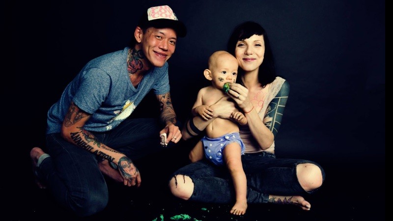 Jana s manželom Samom a malým synom.